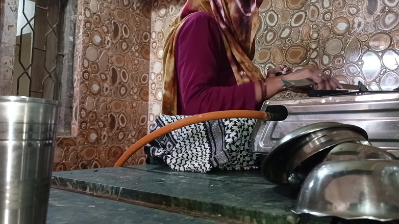 Bhabhi UP: Hôm nay đi vào nhà bếp với vợ của một người...