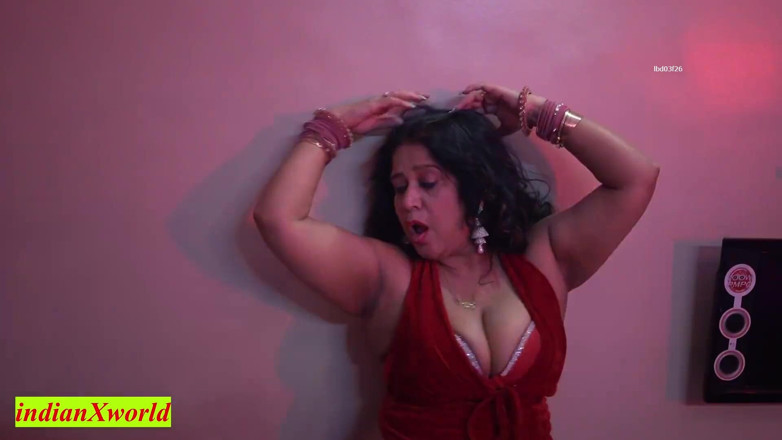 Indian Xshot: La vicina zia indiana fa sesso con chiacchiere sporche e...