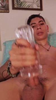 Grande pau asiático gêmeo fodendo um fleshlight transparente e enchendo-o com muito esperma