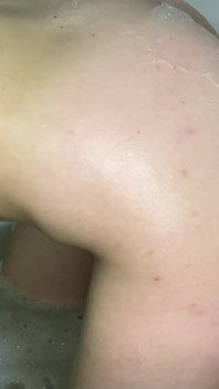 Suave sexo de vírgenes en el baño perrito