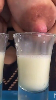 満腹の胸から新鮮な母乳を三杯注ぐ