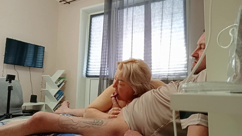 Zona901: 새엄마의 입을 뜨겁고 두꺼운 정액으로 채운다