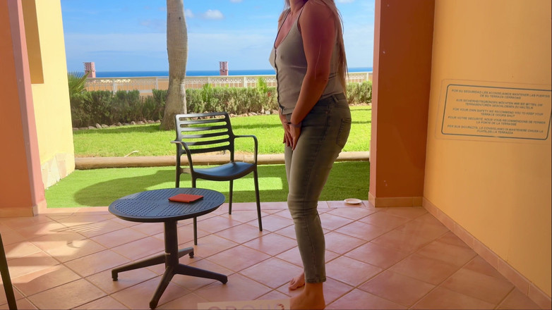 Emma Voyeur: Locked Auf Dem Balkon - Verzweifelte Pisse in Meiner Jeans