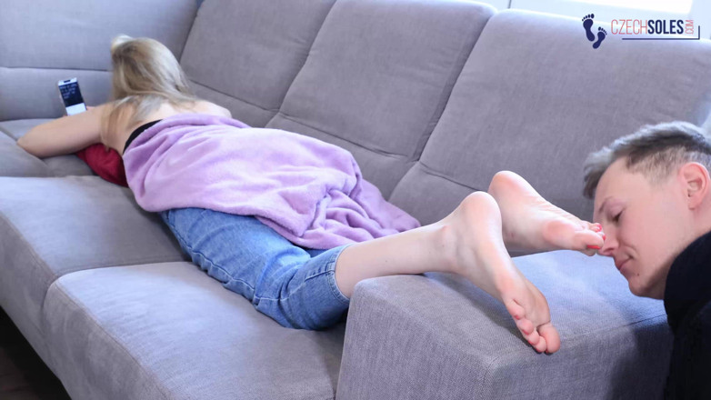 Czech Soles - foot fetish content: Kız arkadaşın kokan ayaklarına tapıyor