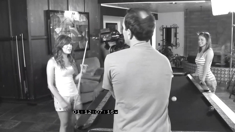 Old & Young: Свежие 18-летняя крошки в тройничке лижут киску и сосут хуй