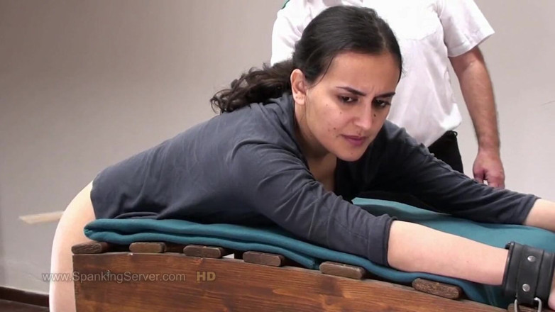 Spanking Server: Yasmeena biczowała w więzieniu