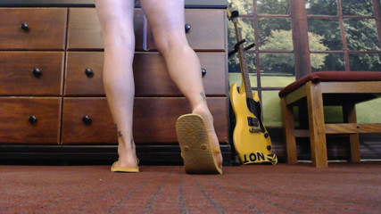 Abby Anna: Sandal jepit kuning
