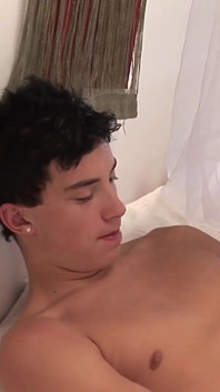 Exkluzivní video Bez sedla: Velmi nadržený gay jen čeká, až ho vezme do zadku