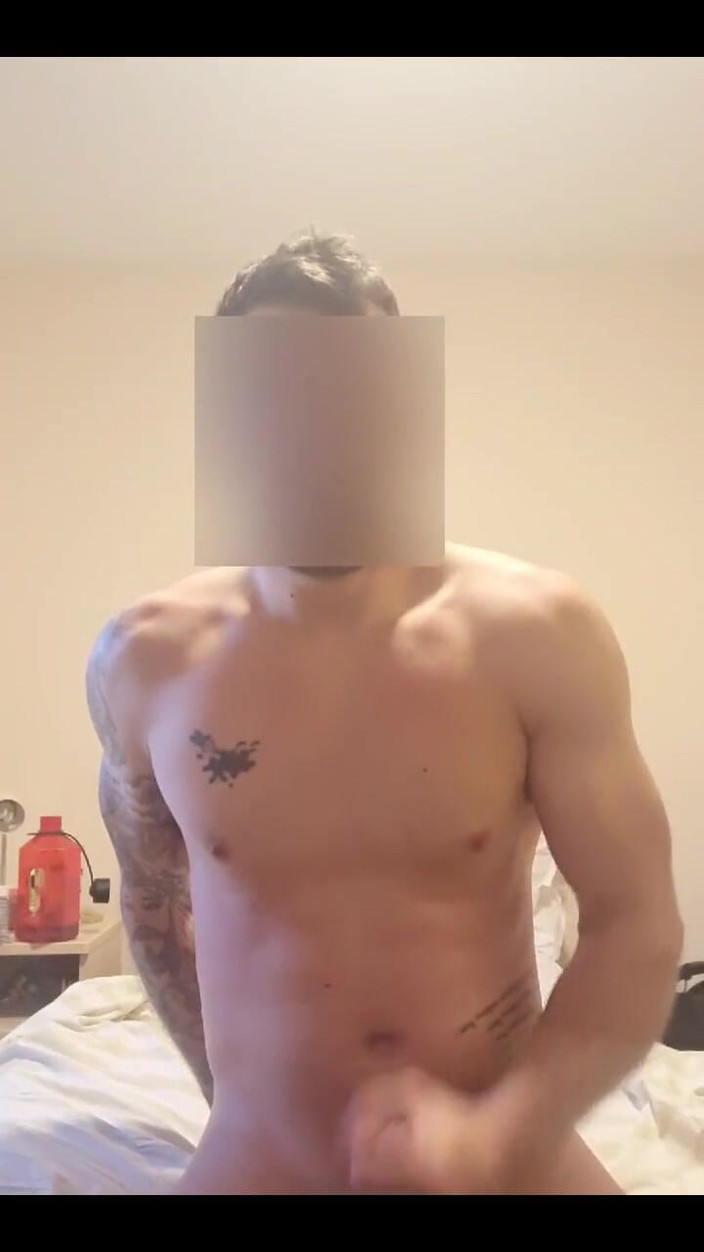 Englishtom20vip: 生意気な土曜日の午後のオナニーに勝てることはありません