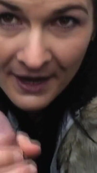 Una milf monella ama succhiare il cazzo di uno sconosciuto all'aperto