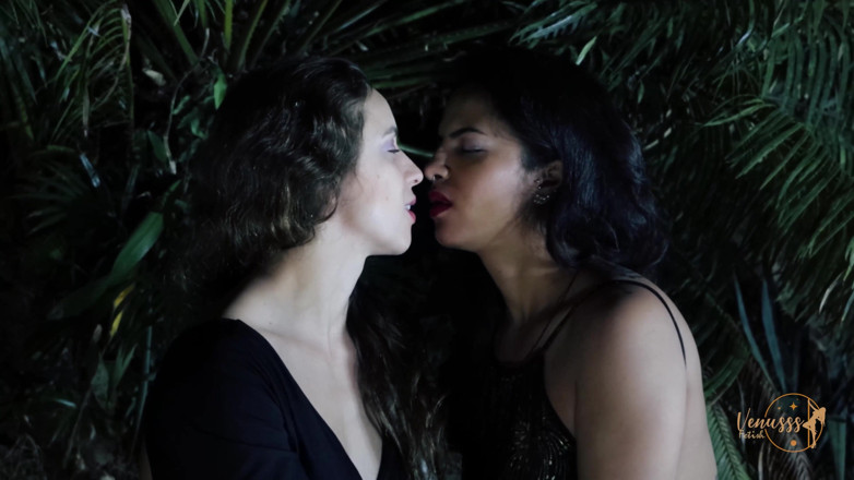 Venusss fetish: Intense Kisses with a Brunette in the Garden!