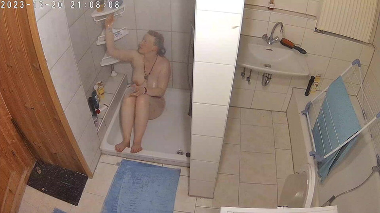 KittieNoOne: Kepergok lagi santai di kamar mandi