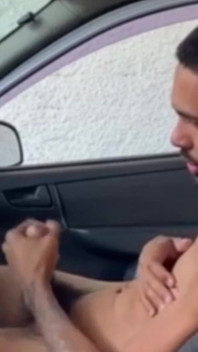 Moreno masturbasi di dalam mobil