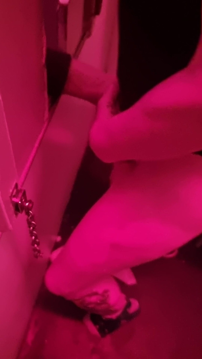 R b hubby: Ytterligare en gloryhole främling för fruens tighta fitta