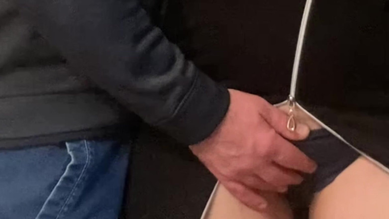 Niki studio: Wow! Kirli yabancı parmaklarıyla metroda amımı ovuyor