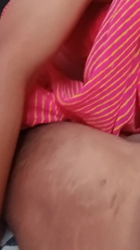 Seksi Hintli ev hizmetçisi sahibine seks yaparken vücudunu rahatlatmasına yardım etti, tam Hintçe ses