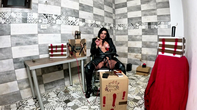 MilfyCalla: Mamă sexy dominantă în piele în camera rece. Fumat, cizme sado-maso, trabuc și...