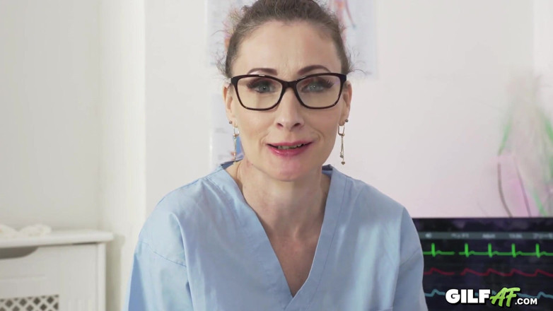 Gilf AF: Dünne krankenschwester GILF scarlet louse wollte einen creampie