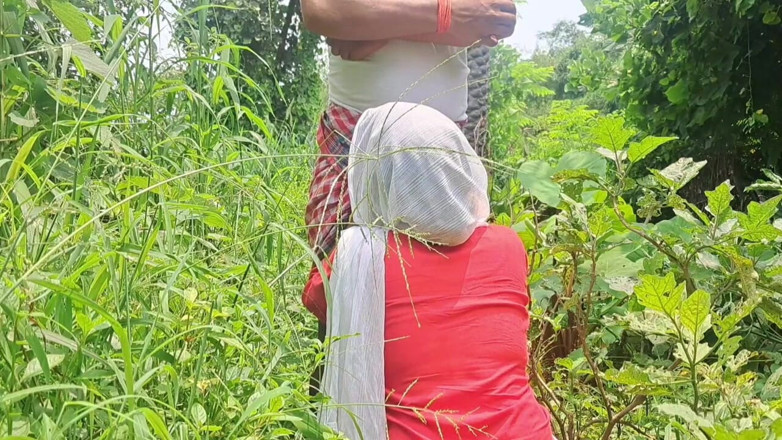 Trilokinath: लाल चुप मैडम फूहड़ छात्र के साथ जंगल में चुदाई कर रही है