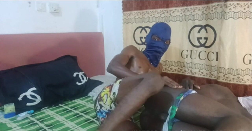 WildFreakBottom: Sıkı ham deliğimi sert sikmek için uzun bir yarakla başa çıkabilirim