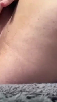Geweldig orgasme met spuiten in witte kousen