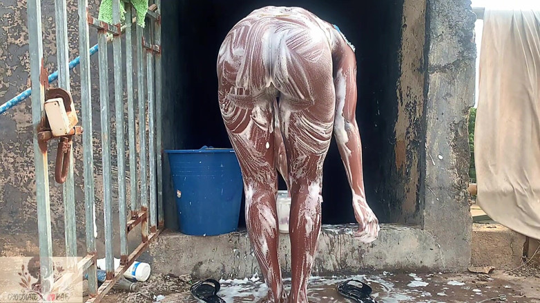 Naturelle Chocolat: Mandi gaya kampung panas, suka merasai tamparan angin pada dubur...
