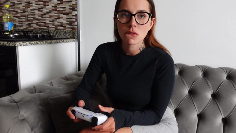 Ghomestory: Sexy Girlfriends Called a Guy for Sex