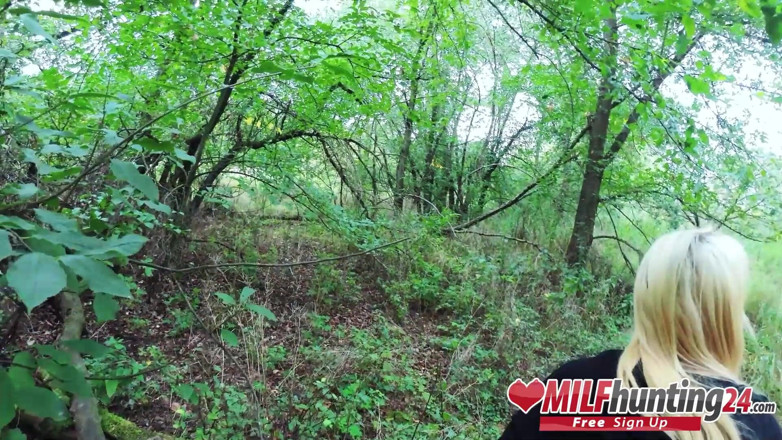 MILF Hunter 24: Hete neukpartij buitenshuis met Harleen van Hynten! Milfhunting24