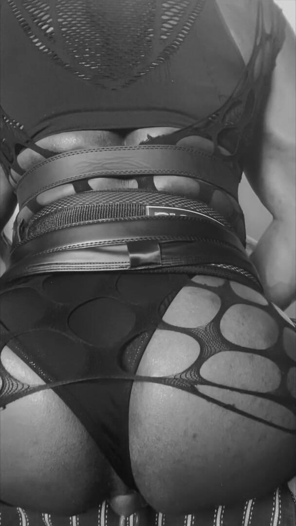 Masculine crossdresser: Transvesteur, schwarzer bodybuilder spielt mit arsch in sexy bodystocking