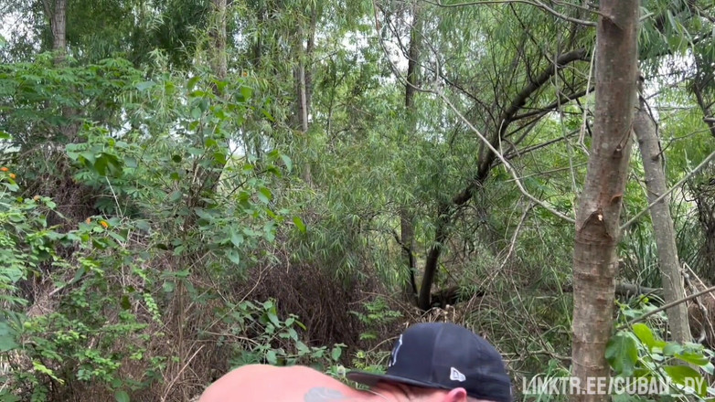 Cuban Dy: Vuistneuken in het bos