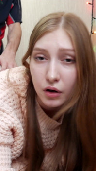 Nevlastní sestra předstírá, že je moje žena, aby se mnou měla sex