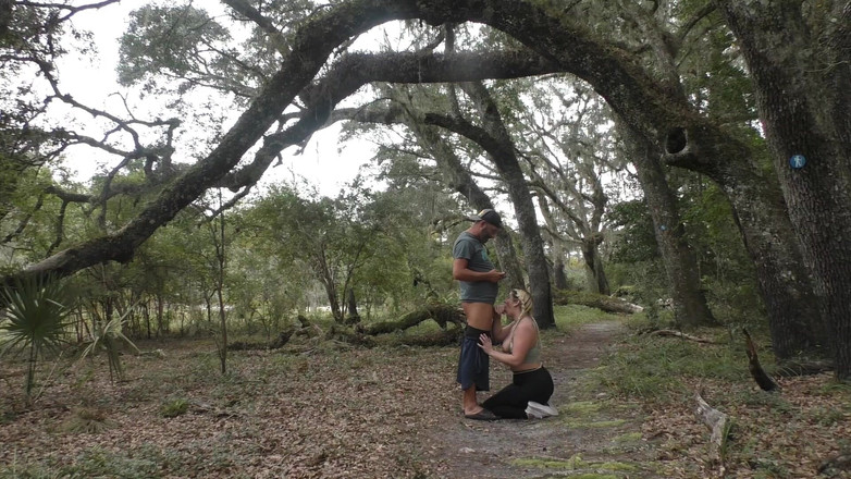 Island Boy Vids: Monica Raye ile ormanda sakso çekiyor