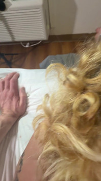Amarrada com os braços acima da cabeça, vibrador nela
