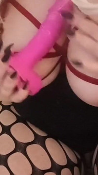 Mamă sexy excitată fute pizda cu orgasme mari cu vibrator în ciorapi sexy