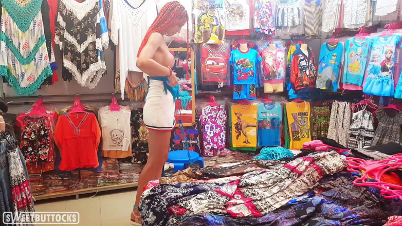 SweetButtocks: Ateşli esmer herkesin içinde kıyafetlerini değiştiriyor