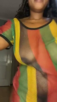 สาวสวยตัวใหญ่เปลื้องผ้าและเล่นตูด