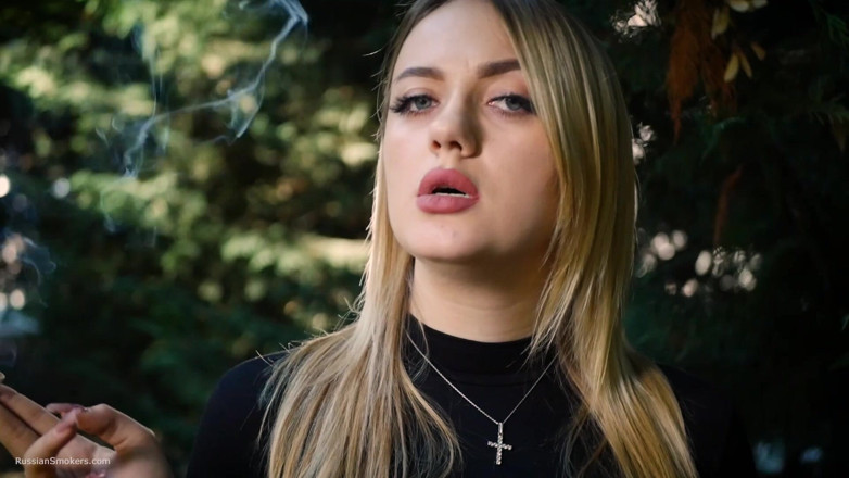 Russian Smokers: Hete blonde babe die in de natuur een zwarte sigaret...