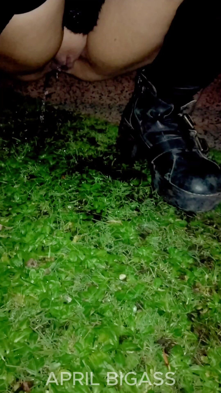 April BigAss: Sexo a Três Mijando Nas Ruas Da Argentina, Mar Del...