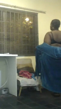Fetter arsch bBW stöhnt und stripteasing in der küche