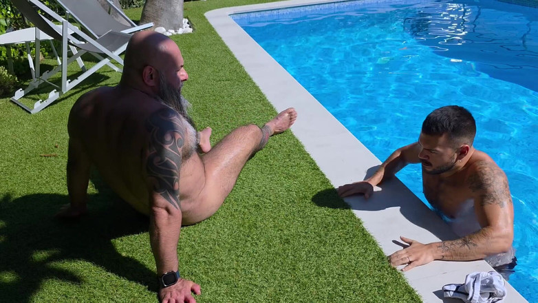 Charlie Ferreira: プールサイド・ローブリード - ビアード・ベア・マンとチャーリー・フェレイラ