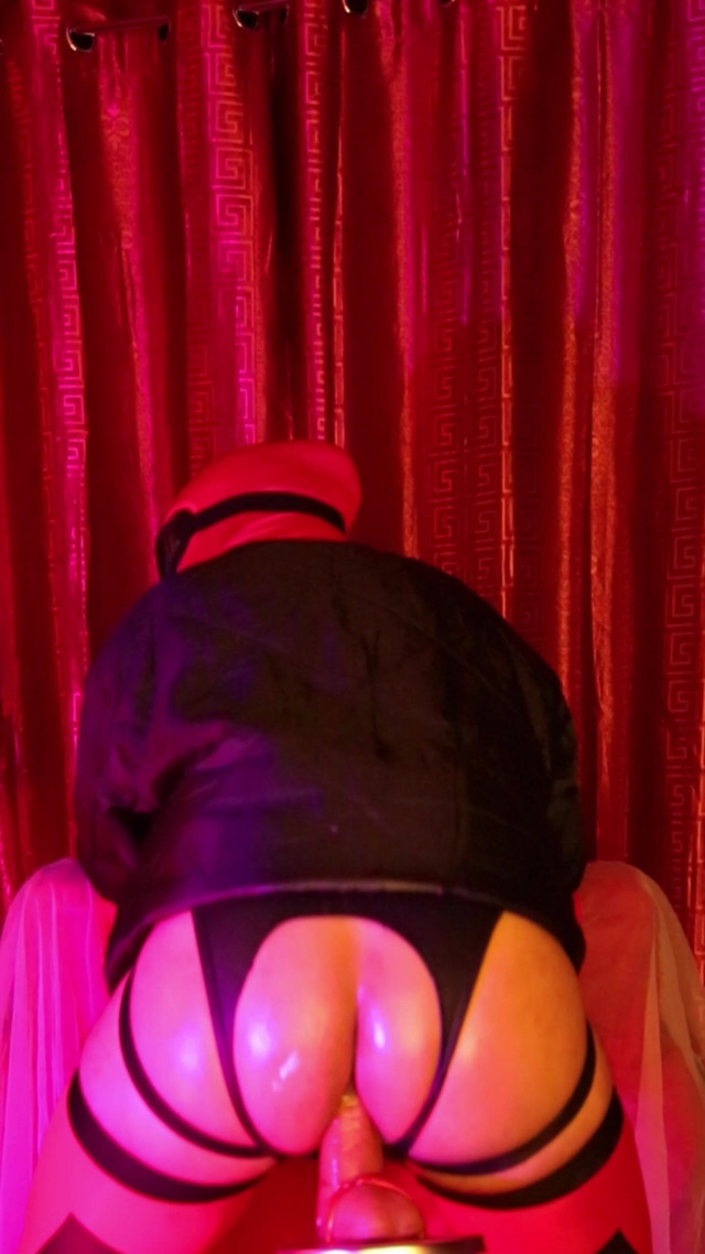 Dildo Riding, Bouncing and Twerking 1 (Masked boy)