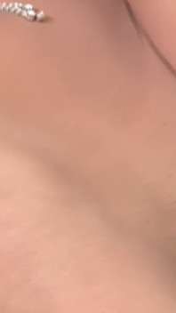 Bruneta v bílých punčochách s fialovou hračkou