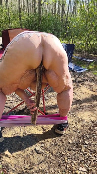 Stygg slampa i skogen hittar en stor fet logg och knullar i alla sina hål och sprutar den hårt