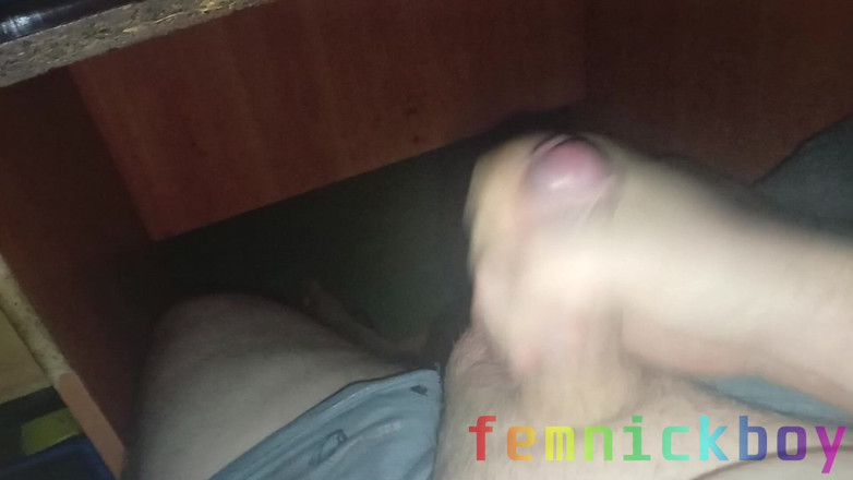 femnickboy: Gruby koleś szarpie swojego Veiny kutasa i spuści