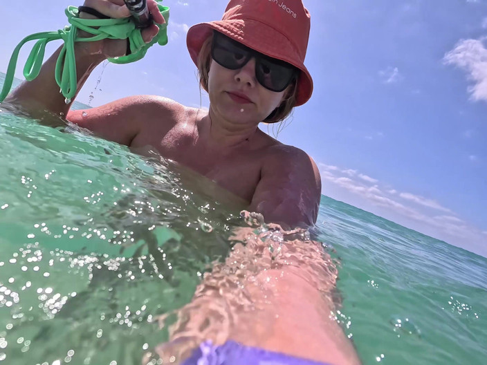 Emma Voyeur: Girl Swimming Naked Underwater No Panties