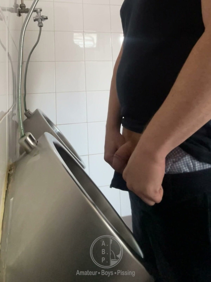 AmateurBoysPissing: Avistamento Em Um Ruivo Em Um Mictório Público