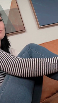 Strokies Wilde Babe Ashley Wolf Brengt Vuile Praat En Intens Strelen Op De Bank
