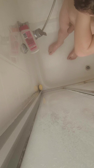 JanineLang: Orgasmo durante la doccia e la rasatura