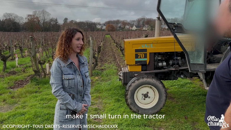 Misschaudexxx: Vengo Scopata in Trattore Da Un Contadino Che Mi Sorprende...