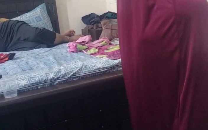 Tamil lesbian: Příležitostný tanec s tamilskými písněmi